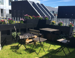 Udemiljø med Agro Block plantekasser som afskærmning